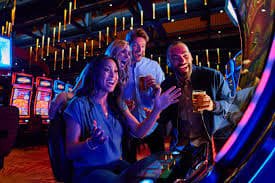 bagan7live တိုက်ရိုက်ကာစီနို VIP Baccarat Table တွင် Real Dealer မှ ကတ်ဖြန့်နေသောမြင်ကွင်း